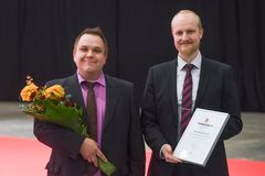 TkT Pasi Nuutinen (vas.) ja DI Tero Kaipia vastaanottivat Teknologia-palkinnon. Kuva Kimo Brandt.