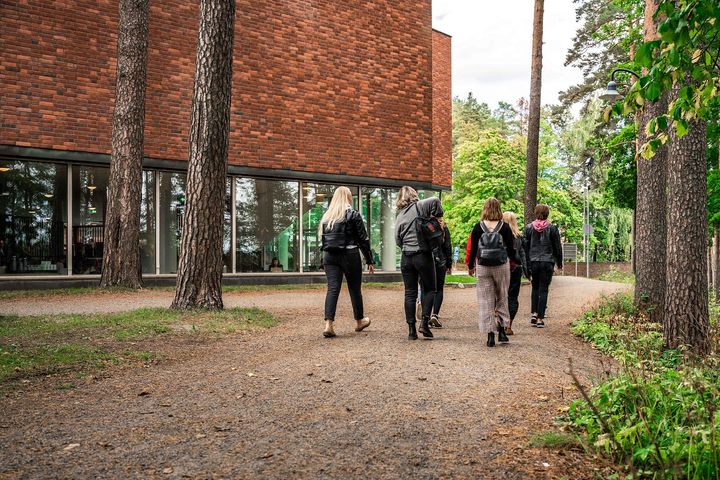 Avoimen väylällä tutustut opiskelun kautta sinua kiinnostavaan alaan. Voit hakea tutkinto-opiskelijaksi Jyväskylän yliopistoon väyläopintojesi perusteella.