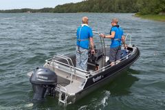 Kautta aikojen suosituimpiin Buster-malleihin kuuluva viiden hengen avovene Buster M on uudistettu perusteellisesti. Veneen ajettavuutta ja merikelpoisuutta on parannettu ja saatavilla on nyt myös keskipulpettiversio Buster M cc.