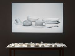 Nathalie Lautenbacher: Palautuminen, 2021. Polttamaton savi, video.
Nathalie Lautenbacher: Recovery, 2021. Unfired clay, video.
Särkyvää - Keramiikka uuden äärellä. Ceramics Facing the New. EMMA Museum of Modern Art.
Kuva / Photo: Ari Karttunen / EMMA 2021