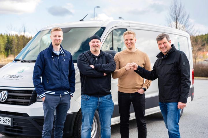 FireSecin Jarno Saviahde, Saku Tölli ja Marko Saviahde liittyvät Pekka Pöykön johtamaan QMG Partners -verkostoon. Kuva: Juhamatti Vahdersalo