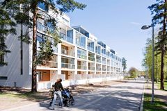 Aurinkoinen päivä Myllypurossa. Kuva: Simo Karisalo.