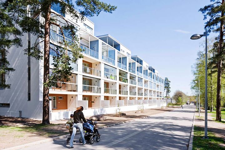 Aurinkoinen päivä Myllypurossa. Kuva: Simo Karisalo.
