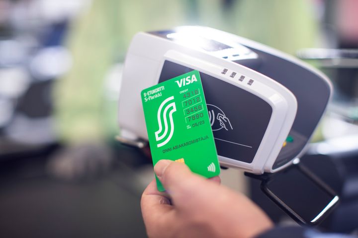 S-Pankin asiakkailla on käytössään 2,5 miljoonaa S-Etukortti Visaa ja joka kymmenes suomalaisella pankkikortilla tehty ostos maksetaan S-Pankin kortilla.