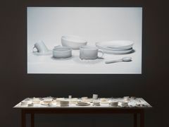 Nathalie Lautenbacher: Palautuminen, 2021. Polttamaton savi, video.
Nathalie Lautenbacher: Recovery, 2021. Unfired clay, video.
Särkyvää - Keramiikka uuden äärellä. Ceramics Facing the New. EMMA Museum of Modern Art.
Kuva / Photo: Ari Karttunen / EMMA 2021