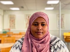 Nafisa Omarilla on sairaanhoitajan koulutus Somaliassa, mutta hänen pitäisi suorittaa  lisäopintoja, että tutkinnolla saisi töitä Suomessa.