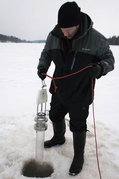 Näytteenottoa Jormasjärvellä. Kuva: ECRU