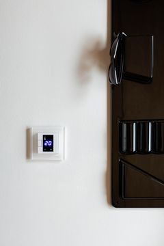 Älykotijärjestelmä on tehokas apu energiansäästössä, sillä sen avulla voi säätää kodin toimintoja aina lämmityksestä valaistukseen