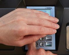 Maksukortin tunnusluku kannattaa aina suojata, missä sitten onkin maksamassa tai nostamassa rahaa pankkiautomaatilla.