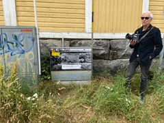 Fotografen Gunnar Bäckman. Bäckmans fotografi på elskåpen ”Katt i källarglugg Stationsgatan 34” år 1978. Bild Vasa stad / Åsa Kronqvist.