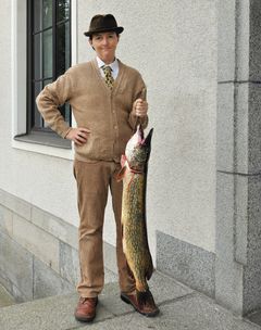 Trish Morrissey: Fig. 077OI (TM) 
Forester Häggman and an eight-kilogram pike, 1955 / 2015 | Kuva 077OI (TM) 
Metsänvartija Häggman ja kahdeksankiloinen hauki, 1955 / 2015