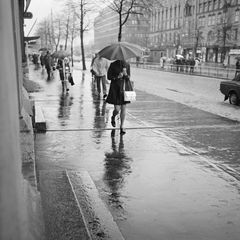 Fotgängare i regnet på Mannerheimvägen, 1970. Bild: Volker von Bonin / Helsingfors stadsmuseum