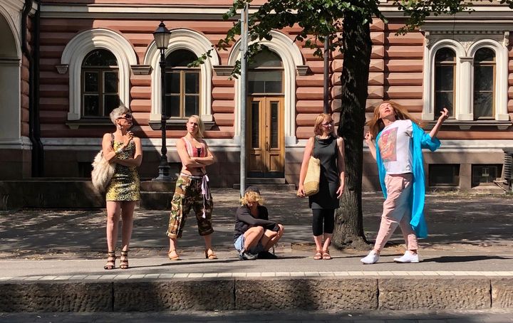 Suo, guacamole ja Jussi käsittelee yhteiskunnallisen ilmapiirin kiristymistä yksioikoisten henkilökuvien kautta. Kuva: Maritta Laesmaa.