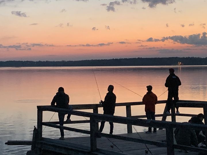 Kalastajia Helsingin rannoilla.