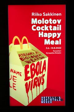 Molotov Cocktail Happy Meal -näyttelyjuliste.