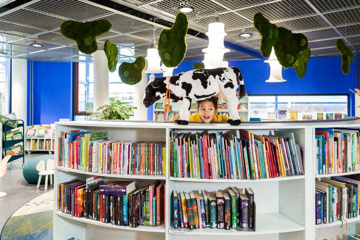 Biblioteken bjuder in ettorna till klassbesök under höstens lopp. Bild: Maarit Hohteri.