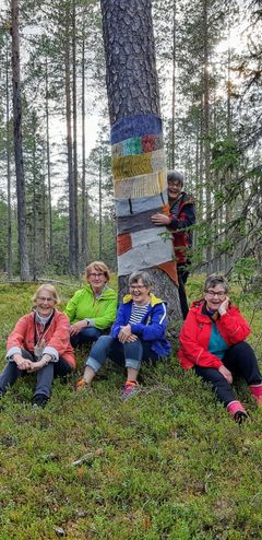 Halipuumetsän huivit kutoivat Märkäjärven Martat. Kuva: Märkäjärven Martat