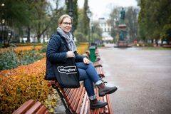 FM Emmi Sulander on tutkinut Helsingin ruotsinkielisen väestön epävirallisia nimiä erilaisille paikoille kaupungissa. Katso Emmin kaupunkikierros Helsingfors virtuella svenska dagen, -ohjelmassa Helsinki-kanavalla pe 6.11. klo 13.00.(Kuva: Marja Väänänen)