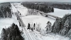 Kreate rakentaa 170 metriä pitkän teräsbetonisen jatkuvan palkkisillan Syrjäsalmen nykyisen ratasillan ja 6-tien väliin.