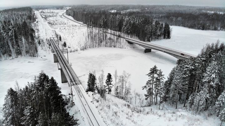 Kreate rakentaa 170 metriä pitkän teräsbetonisen jatkuvan palkkisillan Syrjäsalmen nykyisen ratasillan ja 6-tien väliin.