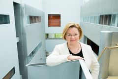 Professori Minna Palmroth tunnetaan paitsi avaruuden asiantuntijana, myös innovatiivisena johtajana ja tyttöjen innostajana. (Kuva: Veikko Somerpuro)