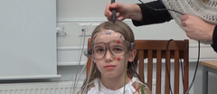 Lasten lukivaikeutta tutkittiin aivomagneettikäyrällä eli magnetoenkefalografialla (MEG). Kuva on otettu tutkimuksen valmistelutilanteessa eikä kuvassa oleva lapsi osallistunut tutkimukseen. Kuva: Aalto-yliopisto.