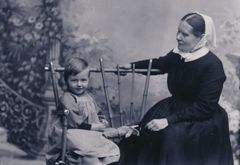 Vuonna 1877 diakonissaksi vihitty sisar Cecilia Blomqvist toimi laitoksen johdossa ja monilla sen uusilla työaloilla. Pikku-Mary oli tullut kahdeksan kuukauden ikäisenä sairaan äitinsä seurassa sisar Cecilian johtamaan leprasairaalaan. Äidin kuoltua hänestä tuli lapsirakkaalle Cecilialle kuin oma lapsi. Kuva: HDLA