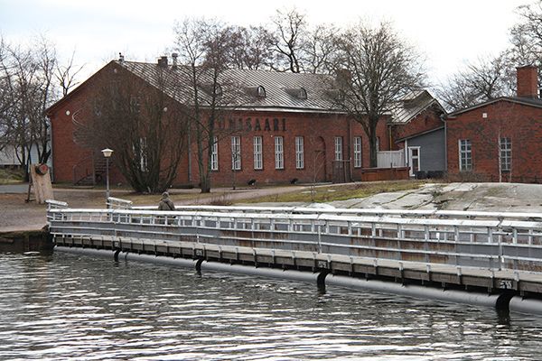 UUnisaarensalmen kävelyponttoonisilta, kuva Helsingin kaupunki