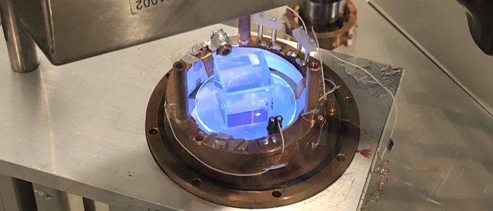 Kokeessa natriumjodidi-kide jäähdytetään lähelle absoluuttista nollapistettä (-273 °C). Se toimii pimeän aineen ilmaisimena. Kuva: COSINUS/Karoline Schäffner