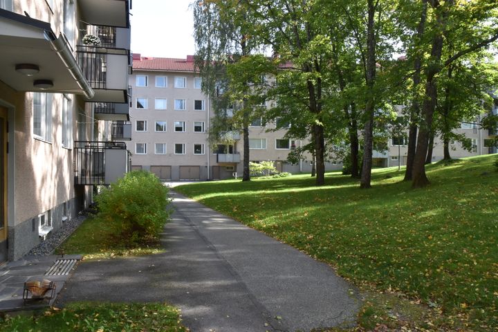 Korttelipiha Munkkivuoressa. Kuva Helsingin kaupunki.
