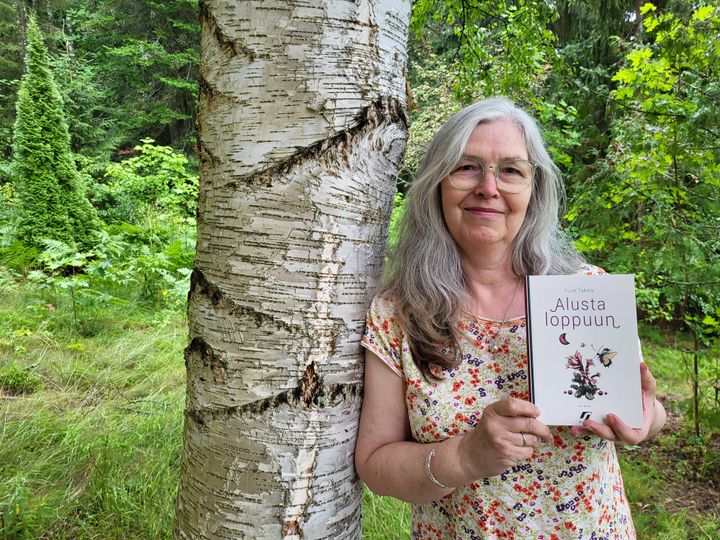 "Tässä kokoelmassa elämänkaari, aika, tunteet ja muistot painottuvat. Runoni lepäsivät ja muokkautuivat aika pitkään. Niinä vuosina lapseni aikuistuivat ja vanhin sukupolvi kuoli, ja se kumisee runojen takana. Niissä helisee myös ilo ihmisistä, luonnonilmiöistä ja jatkuvuudesta." Kuva: Tuija Takala