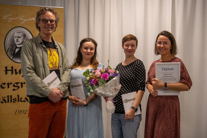 Magnus Weckström, Julia Wickholm, Sissel Ray ja Sara Nordlund-Laurent ottavat vastaan kielikannustin-palkinnon. Kuva: Linus Westerlund