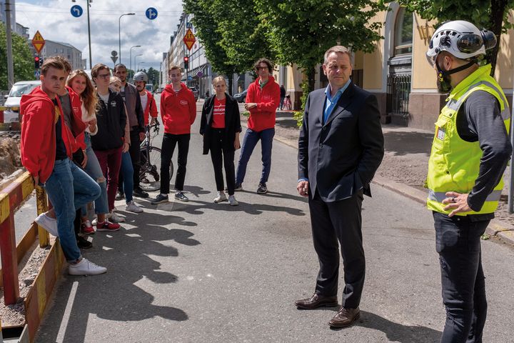 Katutöiden laaduntarkkailijat ja pormestari Jan Vapaavuori työmaakäynnillä elokuussa 2020. Kuva: Helsingin kaupunki / Paavo Jantunen