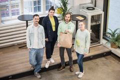 Commu App yhteistyökumppaneineen jakaa 1000 ruokakassia Helsingissä. Kuvasta vasemmalla Eetu Topo, Ronnie Nygren, Mari Nilivaara ja Karoliina Pekkala.