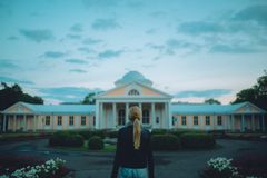 Pärnun vanha mutakylpylä aloitti toimintansa jo vuonna 1838, mutta nykyinen rakennus on vuodelta 1927. Osaksi sitä on noussut tyylikäs Hedon-kylpylähotelli.