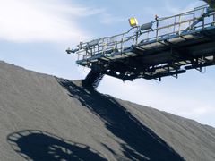 Primääriliuotusalueen kasauslaitteisto. Primääriliuotus- ja sekundääriliuotusalueilla malmin sisältämät metallisulfidit hapetetaan mikrobitoiminnan kautta liukoisiksi yhdisteiksi bioliuotuskasoissa. Kuva: Terrafame.