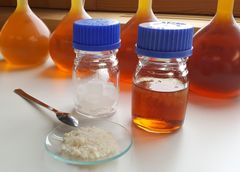 Vedessä nanosellusta (edessä) syntyy läpikuultava geeli. Oikeanpuoleisessa pullossa on testiliuosta, jonka joukkoon lisätty nanosellu näkyy pinnalla höytäleinä. Kuva: Reija Heinonen