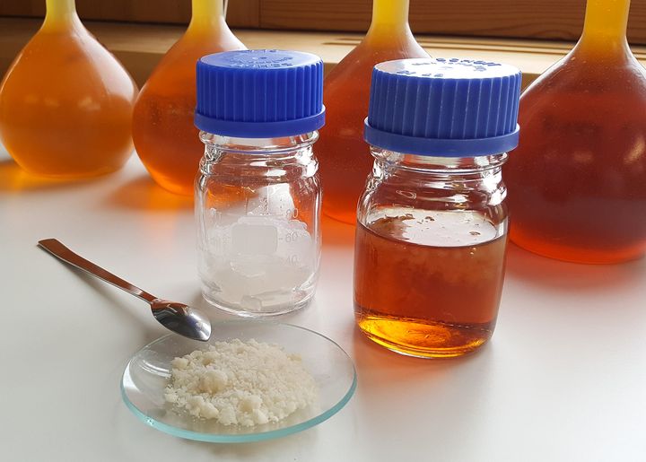 Vedessä nanosellusta (edessä) syntyy läpikuultava geeli. Oikeanpuoleisessa pullossa on testiliuosta, jonka joukkoon lisätty nanosellu näkyy pinnalla höytäleinä. Kuva: Reija Heinonen