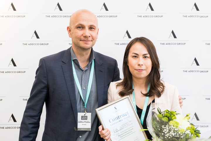 Tämän vuoden CEO1Month Tiina Palmunen työskentelee kuukauden Adecco Finlandin toimitusjohtajan Jukka-Pekka Annalan rinnalla. Hän saa työstään palkaksi 8000 euroa. Kauppatieteitä opiskeleva Tiina viimeistelee parhaillaan graduaan, joka käsittelee ystävyyssuhteita työpaikoilla.