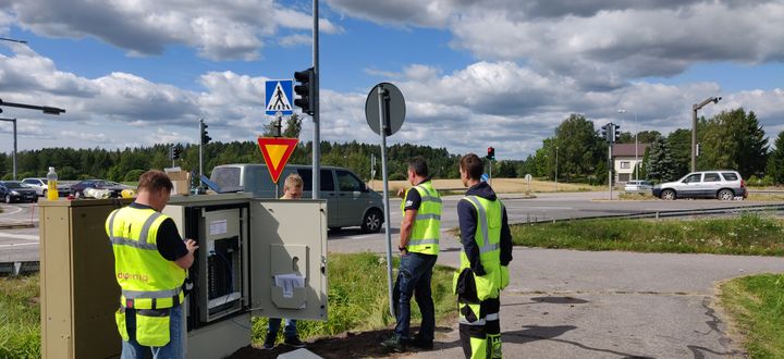 Liedon Flownode-kojeen käyttöönotto tehtiin yhdessä ITM Finlandin, Dynniq Finlandin ja alueen liikenevalojen huoltourakoitsijan EVH-Elektrotekniikan kanssa. Kuva: Dynniq Finland.