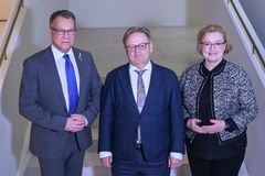 Helsinki, Espoo ja Vantaa järjestivät Generators of Hope -keräyksen yhteistyössä. Kuvassa vasemmalta Espoon kaupunginjohtaja Jukka Mäkelä, Helsingin pormestari Juhana Vartiainen ja Vantaan kaupunginjohtaja Ritva Viljanen. (Kuva: Kimmo Brandt)