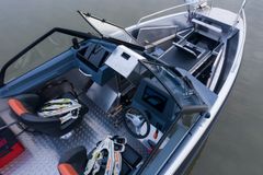 The bow of the Buster XL and XXL can be transformed into the perfect workstation for angling by fitting rod boxes on either side of the bow and a casting deck in the middle.
