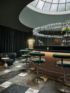 American Bar on palannut alkuperäiselle paikalleen hotellin kupolikaton alle.