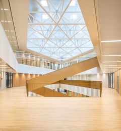 Rakennuksen tunnelmaan liittyvät avainsanat välittyvät sisustuksessa: autenttinen, arvokas, lämmin ja kestävä. Kuva: Mika Huisman / Aalto-yliopisto