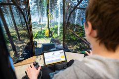 Creanex: Utbildningssimulator för Ponsse. Vid spakarna på Scorpion simulatorn testingenjören Jani Karstinen. Bild: Markus Sommers