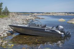 The update improves the Buster XL’s standard features substantially. The fittings and railings are made of stainless steel and trim tabs are included in the standard equipment. The sturdier offshore seats are of the same model used in the larger Buster XXL model.
The windscreens, which curve to the side to provide ample protection to the passenger area, are now of the same type as in the Magnum range, down to the dark frame.