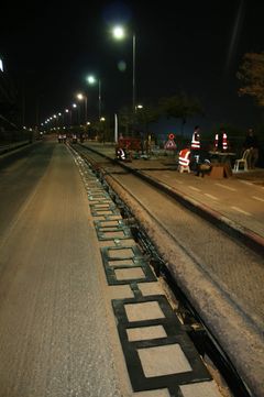 Sähköisen tiejärjestelmäteknologian asennusta Tel Avivissa Israelissa. Kuva: Electreon