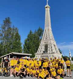 Osa vuoden 2021 joukkueista Suomen Eiffel-tornin juurella