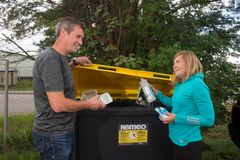 Remeo Oy:n henkilökunta opastaa taloyhtiöitä muovipakkausten kierrättämiseen.
