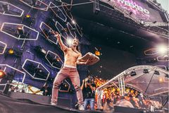 Steve Aoki esiintyi viimeksi Suomessa Weekend Festivalissa vuonna 2016. Artisti saapuu tänä vuonna esiintymään festivaalin päälavalle perjantaina 4.8.2023. Kuva Julius Konttinen.